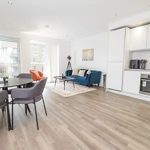 https://city-escape-royal-wharf.brighton-hotels-england.com
